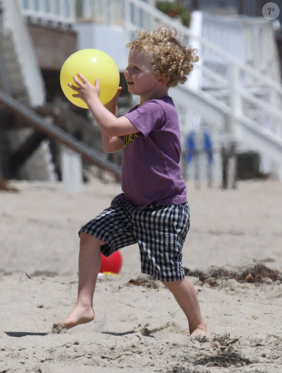 Minnie Driver et son fils Henry, à la plage de Malibu pour son quatrième anniversaire avec son amie la comédienne Kathleen Robertson, venue avec son fils William. Le 29 juillet 2012 - Henry joue au ballon
