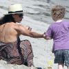 Minnie Driver et son fils Henry, à la plage de Malibu, pour son quatrième anniversaire avec son amie la comédienne Kathleen Robertson, venue avec son fils William. Le 29 juillet 2012 - Tout le monde s'amuse à la plage