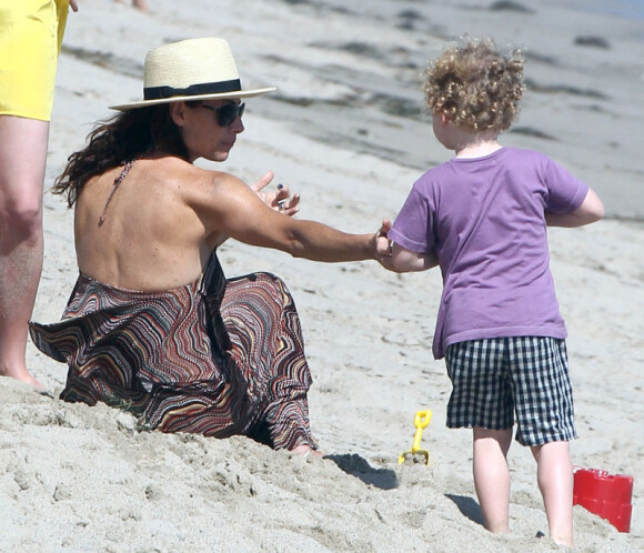 Minnie Driver et son fils Henry, à la plage de Malibu, pour son quatrième anniversaire avec son amie la comédienne Kathleen Robertson, venue avec son fils William. Le 29 juillet 2012 - Tout le monde s'amuse à la plage