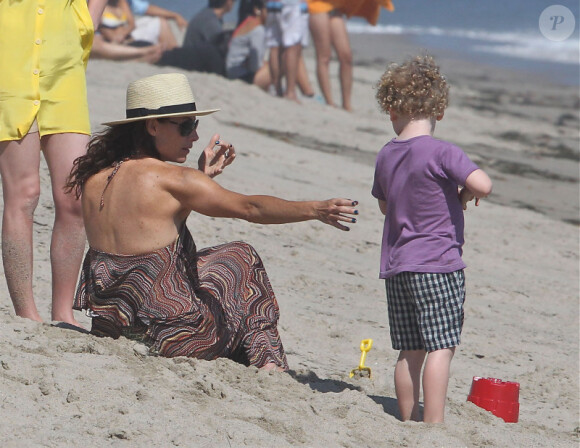 Minnie Driver et son fils Henry, à la plage de Malibu pour son quatrième anniversaire avec son amie la comédienne Kathleen Robertson, venue avec son fils William. Le 29 juillet 2012