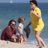 Minnie Driver et son fils Henry, à la plage de Malibu pour son quatrième anniversaire avec son amie la comédienne Kathleen Robertson, venue avec son fils William. Le 29 juillet 2012
