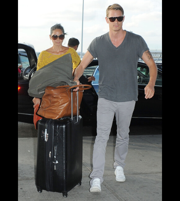 Olivia Munn peut compter sur son petit ami Joel Kinnaman pour porter leurs bagages à l'aéroport JFK à New York le 30 juillet 2012