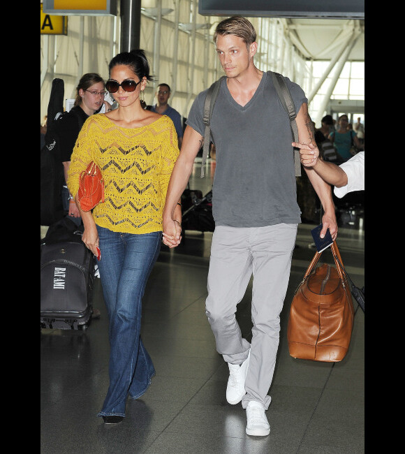Olivia Munn et son petit ami Joel Kinnaman arrivent à l'aéroport JFK à New York le 30 juillet 2012