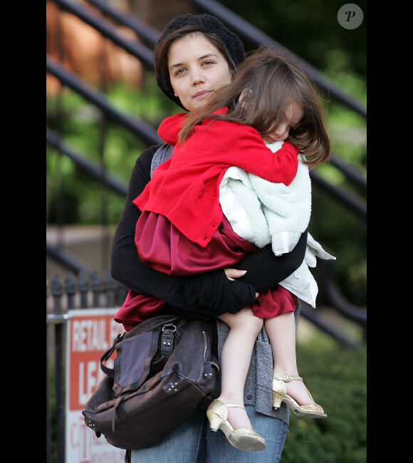 Suri Cruise dans les bras de sa mère Katie Holmes en octobre 2009 à Boston