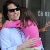 Tom Cruise portant sa fille Suri le 8 août 2011