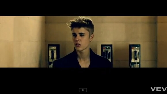 Justin Bieber : Esquinté par Michael Madsen dans le clip As Long As You Love Me