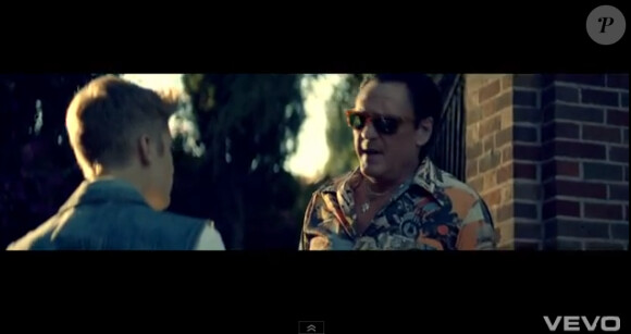 Michael Madsen dans le clip de As long as you love me