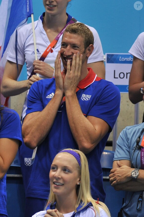 Alain Bernard et le clan français lors de la finale du 100 m nage libre de Yannick Agnel le 1er août 2012 à Londres