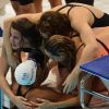 Camille Muffat, Charlotte Bonnet, Ophelie-Cyrielle Etienne et Coralie Balmy heureuses après avoir décroché le bronze olympique lors du relais 4x200 m nage libre lors des Jeux olympiques de Londres le 1er août 2012