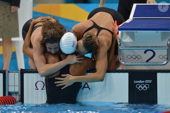 Camille Muffat, Charlotte Bonnet, Ophelie-Cyrielle Etienne et Coralie Balmy heureuses après avoir décroché le bronze olympique lors du relais 4x200 m nage libre lors des Jeux olympiques de Londres le 1er août 2012