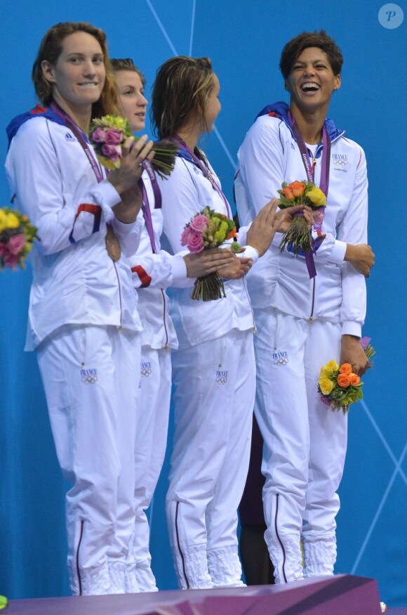 Camille Muffat, Charlotte Bonnet, Ophelie-Cyrielle Etienne et Coralie Balmy heureuses après avoir décroché le bronze olympique lors du relais 4x200 m nage libre lors des Jeux olympiques de Londres le 1er août 2012