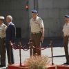 Le roi Juan Carlos Ier d'Espagne lors de sa visite le 2 août 2012 au ministère de la Défense, à Madrid. Victime d'une chute après la revue des troupes, dont résultent des contusions sur son nez et son menton, le monarque a toutefois poursuivi sa mission.