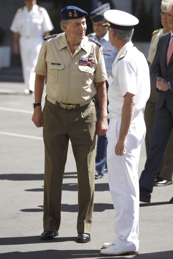 Le roi Juan Carlos Ier d'Espagne lors de sa visite le 2 août 2012 au ministère de la Défense, à Madrid. Victime d'une chute après la revue des troupes, dont résultent des contusions sur son nez et son menton, le monarque a toutefois poursuivi sa mission.