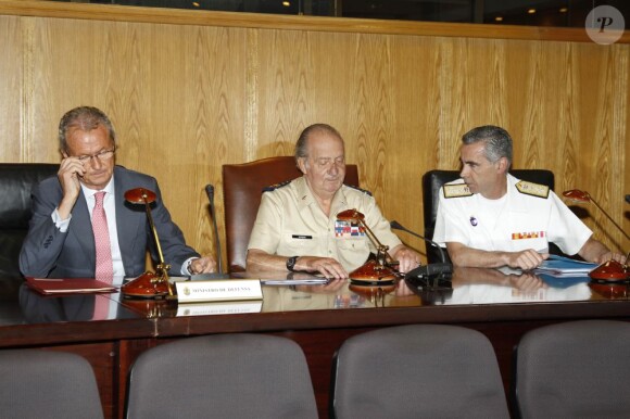 Le roi Juan Carlos Ier d'Espagne présidant une réunion d'état-major lors de sa visite le 2 août 2012 au ministère de la Défense, à Madrid. Victime d'une chute après la revue des troupes, dont résultent des contusions sur son nez et son menton, le monarque a toutefois poursuivi sa mission.