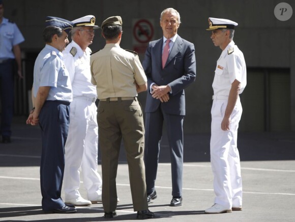 Le roi Juan Carlos Ier d'Espagne lors de sa visite le 2 août 2012 au ministère de la Défense, à Madrid. Victime d'une chute après la revue des troupes, dont résultent des contusions sur son nez et son menton, le monarque a toutefois poursuivi sa mission.