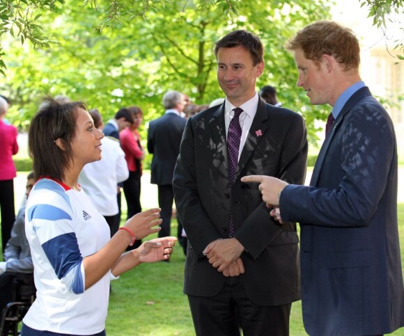 Le prince Harry recevait le 2 août 2012 à Clarence House de jeunes médaillés des récents School Games, dont il est président. Une rencontre qu'il a animée de son humour irrésistible, aux dépens notamment du secrétaire d'Etat Jeremy Hunt.
