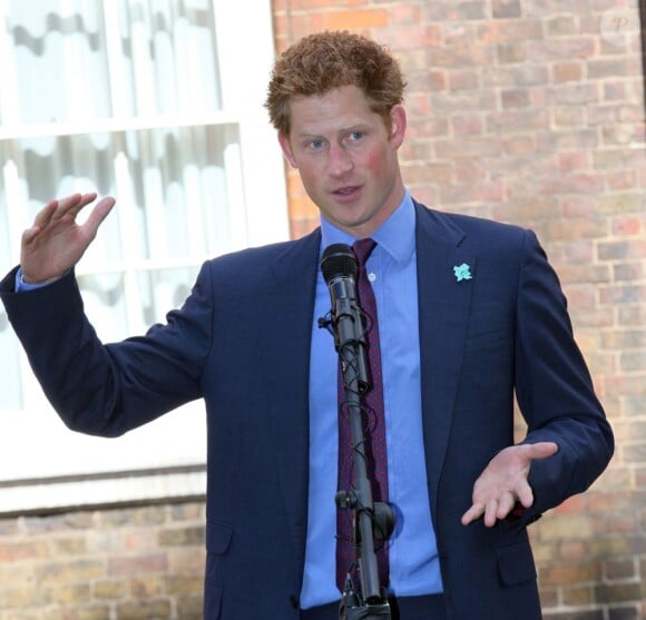 Le prince Harry recevait le 2 août 2012 à Clarence House de jeunes médaillés des récents School Games, dont il est président. Une rencontre qu'il a animée de son humour irrésistible, aux dépens notamment du secrétaire d'Etat Jeremy Hunt.