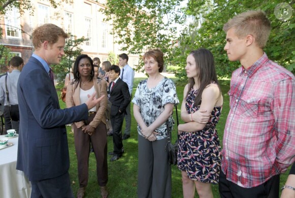 Le prince Harry recevait le 2 août 2012 à Clarence House de jeunes médaillés des récents School Games, dont il est président. Une rencontre qu'il a animée de son humour irrésistible, aux dépens notamment du secrétaire d'Etat Jeremy Hunt.