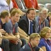 Le prince Harry dans les gradins du Vélodrome de Londres le 2 août 2012 assis aux côtés de William et Kate et du ministre David Cameron.