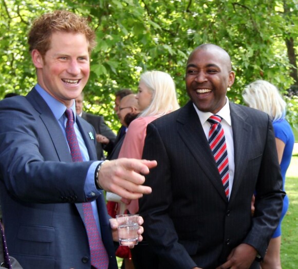 Lol, elle est bien bonne ! Le prince Harry recevait le 2 août 2012 à Clarence House de jeunes médaillés des récents School Games, dont il est président. Une rencontre qu'il a animée de son humour irrésistible, aux dépens notamment du secrétaire d'Etat Jeremy Hunt.