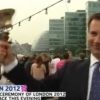 Jeremy Hunt bon pour le bêtisier : la cloche secouée par le secrétaire d'Etat anglais le 27 juillet 2012 s'envole...