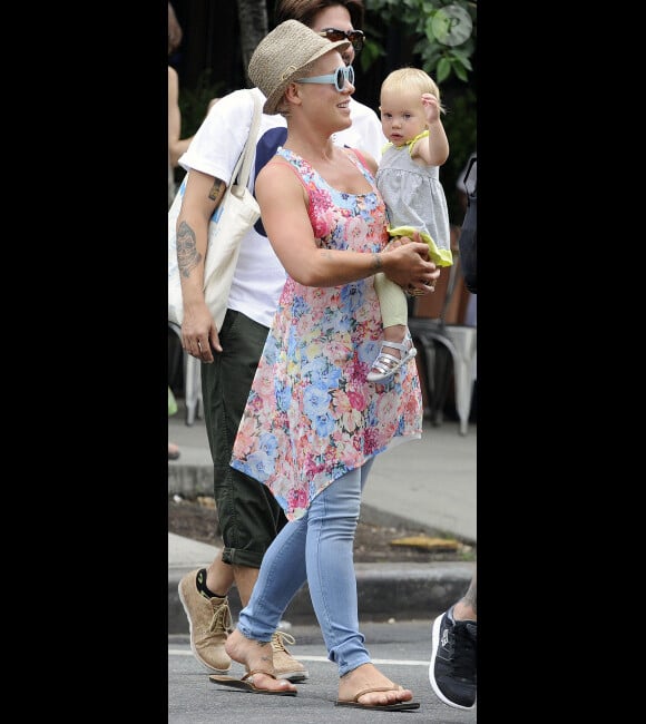 Pink, son compagnon Carey Hart, et leur fille Willow, à New York, le 14 juillet 2012