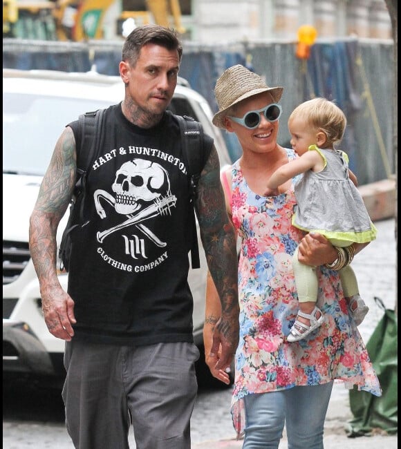 Pink, son compagnon Carey Hart, et leur fille Willow, à New York, le 14 juillet 2012 se promènent en famille