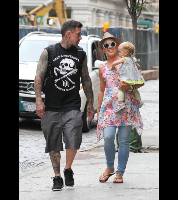 Pink, son compagnon Carey Hart, et leur fille Willow, à New York, le 14 juillet 2012 - Quelle famille bonheur