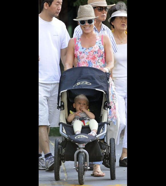 Pink, son compagnon Carey Hart, et leur fille Willow dans la poussette, à New York, le 14 juillet 2012