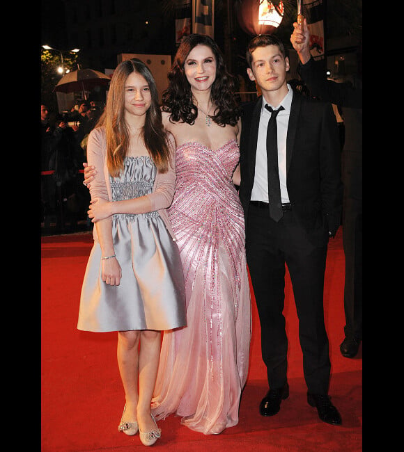 Alessandra Martines, sa fille Stella, et son compagnon Cyril Descours en janvier 2012 à Cannes