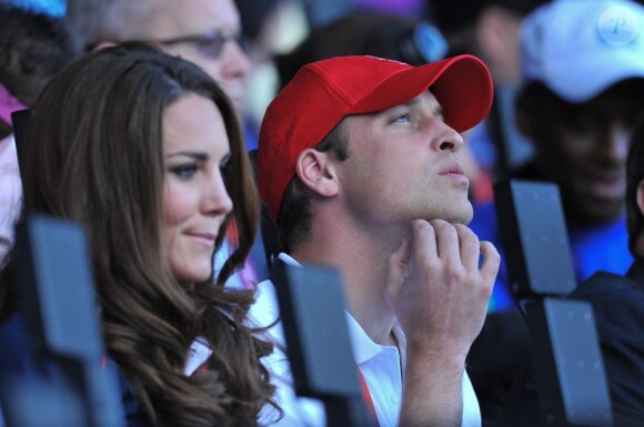Le prince William et sa douce compagne Kate, passionnés par les épreuves d'athlétisme le 4 août 2012 au Stade Olimpique de Londres