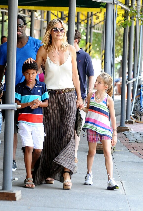 Heidi Klum dans les rues de New York profite de ses enfants lors d'une pause familiale et a été épaulée par le frère de Seal (en t-shirt bleu). Le 4 août 2012