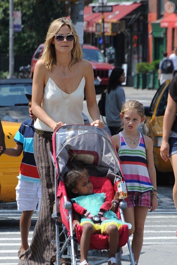 Belle journée pour Heidi Klum dans les rues de New York avec ses enfants. Le 4 août 2012