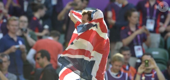 Andy Murray, drappé de l'Union Jack après être devenu champion olympique en battant Roger Federer en finale le 5 août 2012 à Wimbledon à Londres