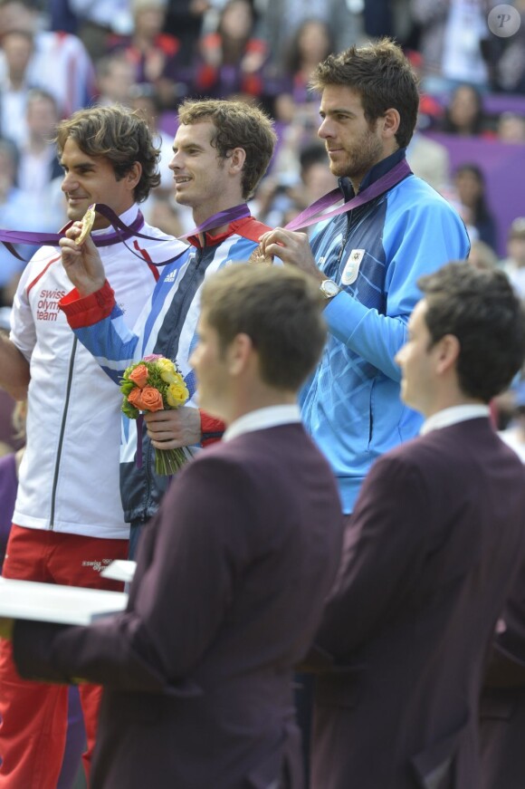 Andy Murray est devenu champion olympique en battant Roger Federer en finale le 5 août 2012 à Wimbledon à Londres, Juan Martin Del Potro terminant à la troisième place