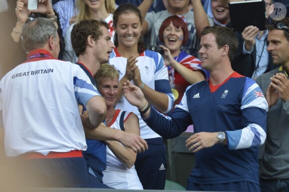 Andy Murray, ici dans les bras de sa maman, est devenu champion olympique en battant Roger Federer en finale le 5 août 2012 à Wimbledon à Londres