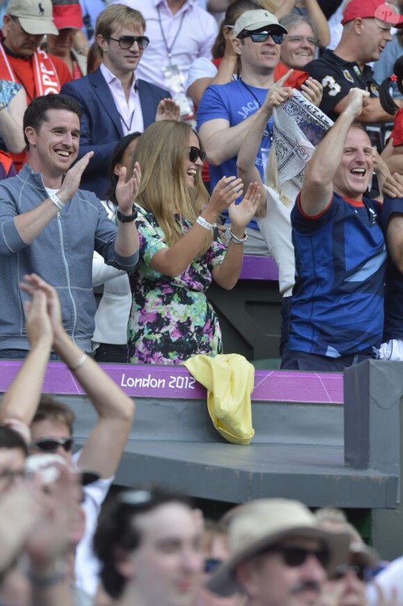 Kim Sears applaudit son homme Andy Murray, devenu champion olympique en battant Roger Federer en finale le 5 août 2012 à Wimbledon à Londres