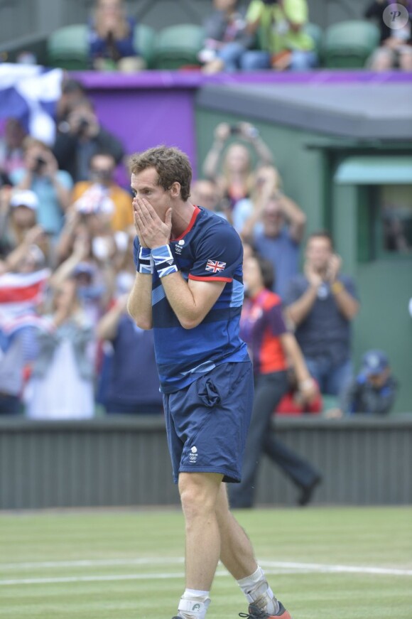 Andy Murray verse quelques larmes après être devenu champion olympique en battant Roger Federer en finale le 5 août 2012 à Wimbledon à Londres