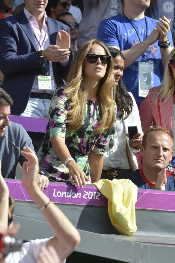 Kim Sears applaudit son homme Andy Murray, devenu champion olympique en battant Roger Federer en finale le 5 août 2012 à Wimbledon à Londres