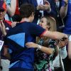 Andy Murray dans les bras de sa compagne Kim Sears après son sacre olympique face à Roger Federer le 5 août 2012 à Londres