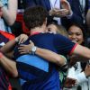 Andy Murray dans les bras de sa compagne Kim Sears après son sacre olympique face à Roger Federer le 5 août 2012 à Londres