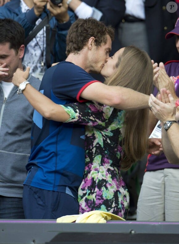 Andy Murray embrasse fougeusement sa belle Kim Sears après sa médaille d'or obtenue en finale du tournoi olympique de tennis à Wimbledon le 5 août 2012