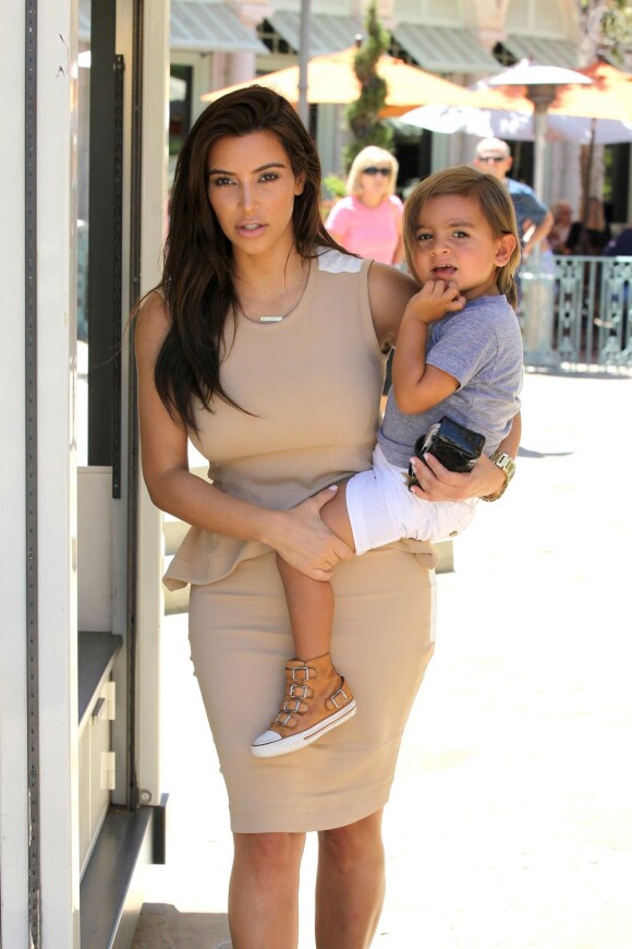 Kim Kardashian, parfaite dans un look monochrome, a passé la journée du dimanche 5 août avec son neveu, Mason