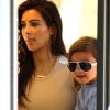 Kim Kardashian et son neveu Mason ont essayé des lunettes lors d'une sortie shopping le 5 août 2012 à Los Angeles