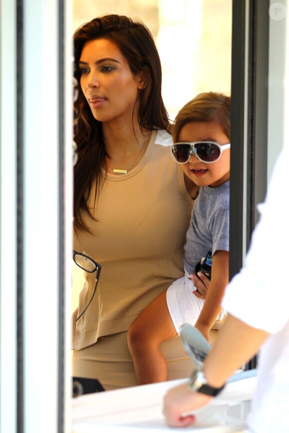 Kim Kardashian et son neveu Mason ont essayé des lunettes lors d'une sortie shopping le 5 août 2012 à Los Angeles