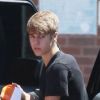 Justin Bieber rend visite à sa petite amie, Selena Gomez, sur le tournage de Feed the dog, à Los Angeles, le dimanche 5 août 2012.