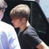 Justin Bieber rend visite à sa petite amie, Selena Gomez, sur le tournage de Feed the dog, à Los Angeles, le dimanche 5 août 2012.