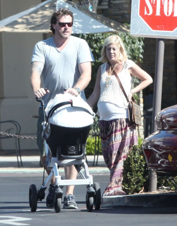 Tori Spelling enceinte et son mari Dean McDermott, accompagnés de leur fille Hattie, à Los Angeles le 5 août 2012