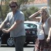 Tori Spelling enceinte et son mari Dean McDermott, accompagnés de leur fille Hattie, à Los Angeles le 5 août 2012