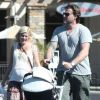 La famille bonheur : Tori Spelling enceinte et son mari Dean McDermott, accompagnés de leur fille Hattie, à Los Angeles le 5 août 2012